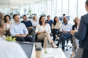 Formation intra-entreprise dans les locaux du client, équipe réunie autour du formateur